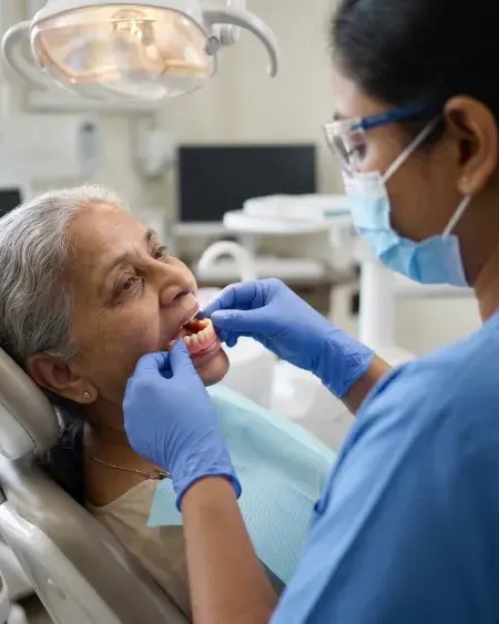 dentist-fitting-dentures
